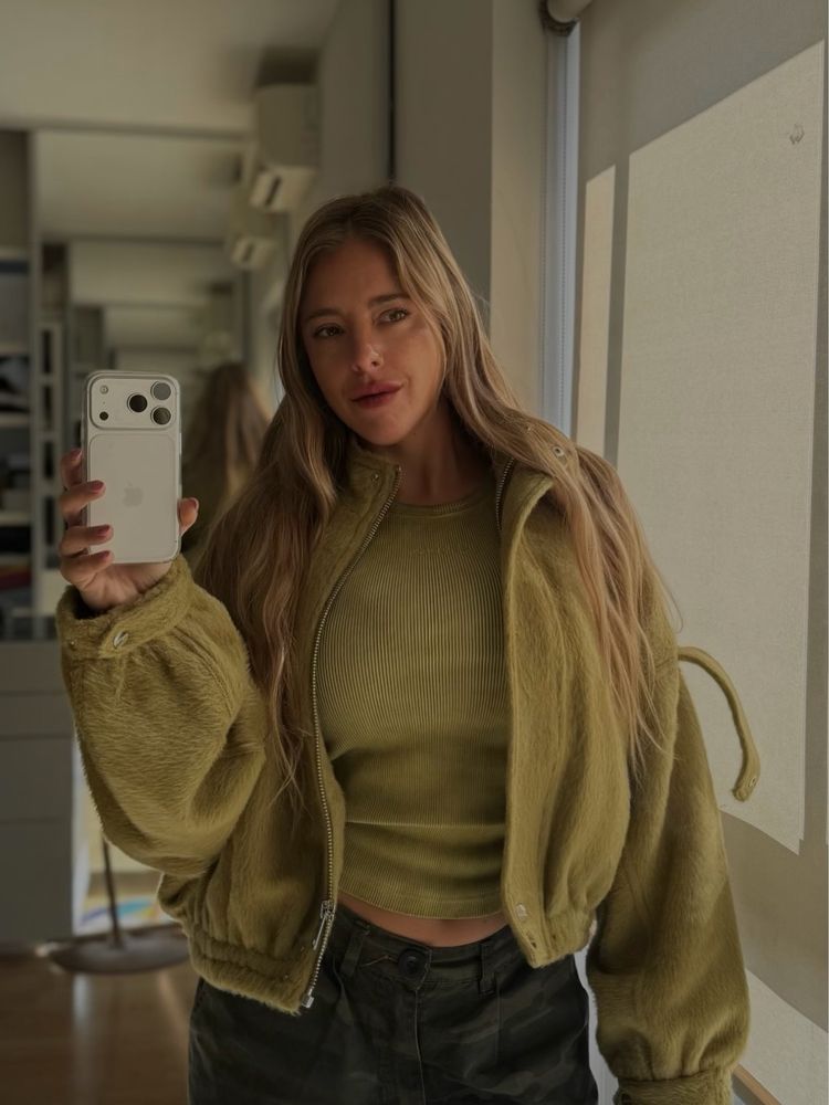 Campera "bomber", abrigo con corderito y tapado color verde oliva: las claves de Nati Jota para los looks de invierno