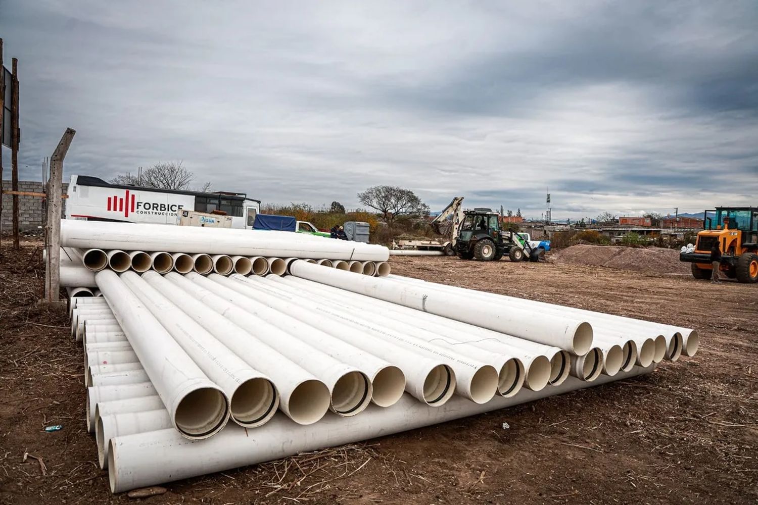 El nuevo trazado tendrá una extensión total superior a los 3.700 metros de cañería y el proyecto incluye trabajos de defensa hidráulica y canalización en sectores críticos afectados por la erosión del arroyo de la zona.