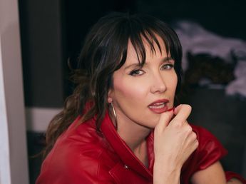 Tapado de cuero, medias de encaje y botas animal print: Natalia Oreiro apostó por el color rojo y arrasó con un audaz look
