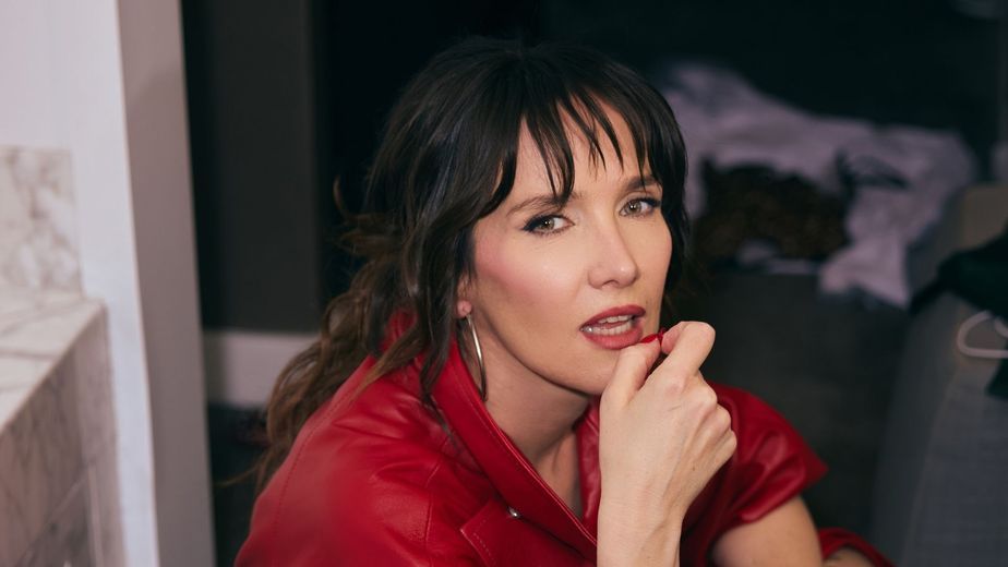 Tapado de cuero, medias de encaje y botas animal print: Natalia Oreiro apostó por el color rojo y arrasó con un audaz look
