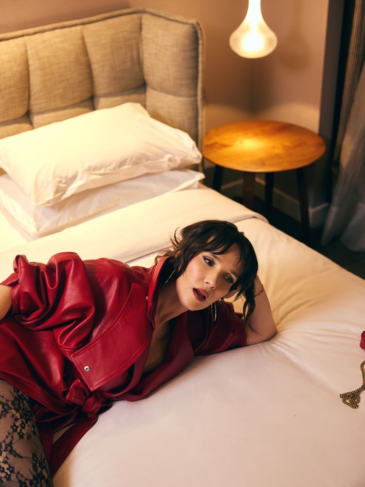 Tapado de cuero, medias de encaje y botas animal print: Natalia Oreiro apostó por el color rojo y arrasó con un audaz look
