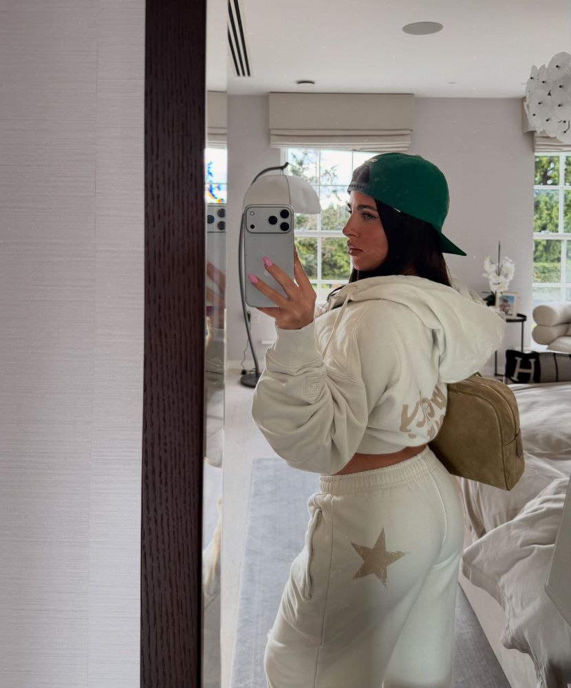 Valentina Cervantes se sumó a la tendencia del "comfy wear" y arrasó con un conjunto de su propia marca