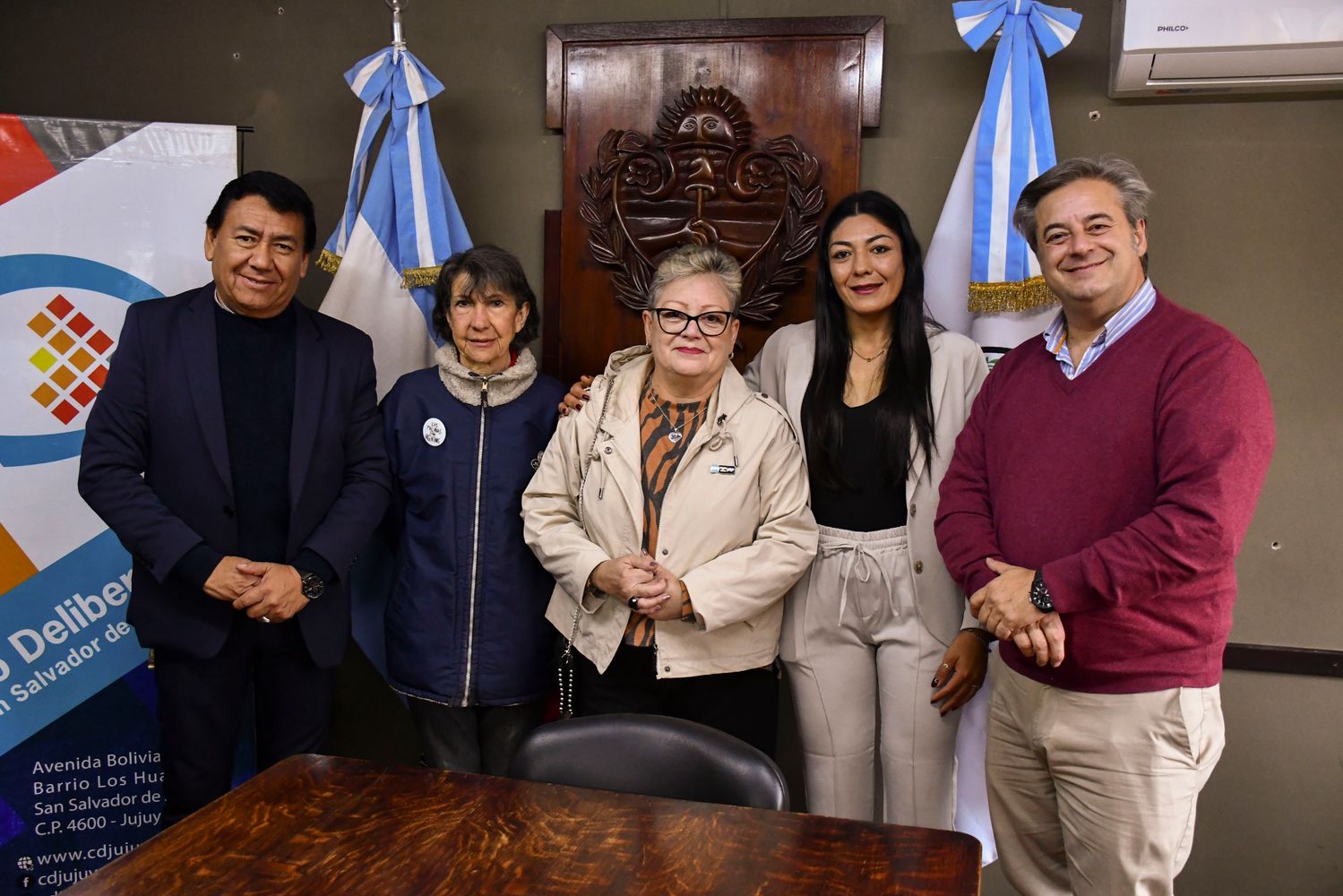Silvia Barrera y Liliana Colino visitaron el Concejo Deliberante para agradecer a las autoridades parlamentarias las atenciones recibidas durante su estadía en Jujuy. En la sala de comisiones fueron recibidas por el presidente del cuerpo, Gastón Millón (der.), y los concejales Néstor Barrios y Brenda Carabajal.