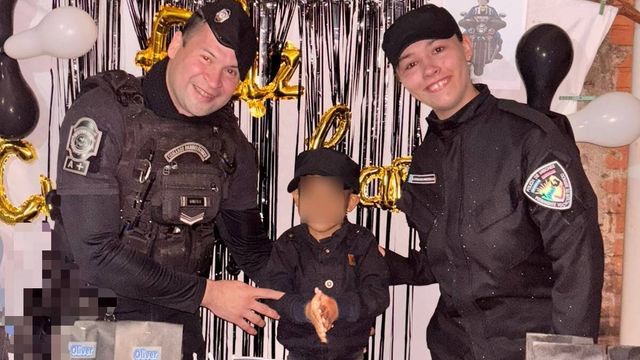 Oliver cumplió cuatro años y recibió una sorpresa especial: la Policía fue a festejar con él.