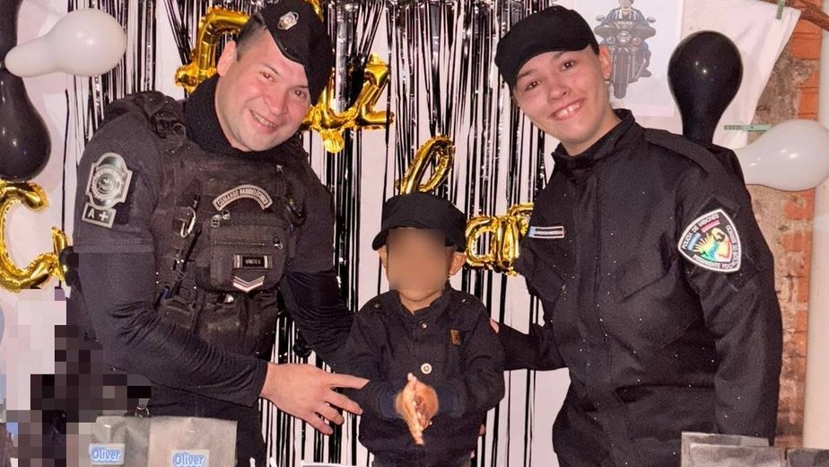 Oliver cumplió cuatro años y recibió una sorpresa especial: la Policía fue a festejar con él.
