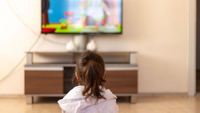 Cómo saber si los dibujitos que ven tus hijos son aptos.