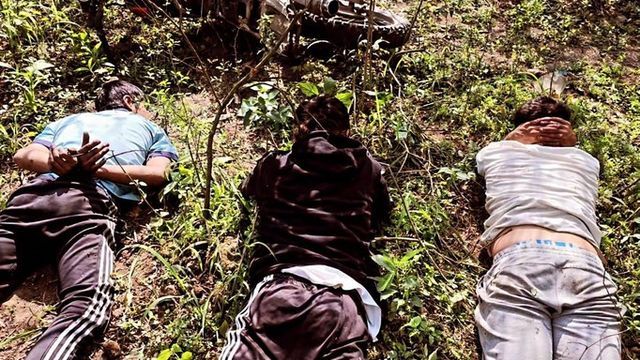 Los sospechosos fueron hallados junto al rodado, repuestos y herramientas.