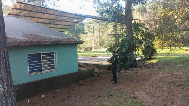 San Antonio: un adolescente de 13 años murió tras recibir una descarga eléctrica en una escuela.