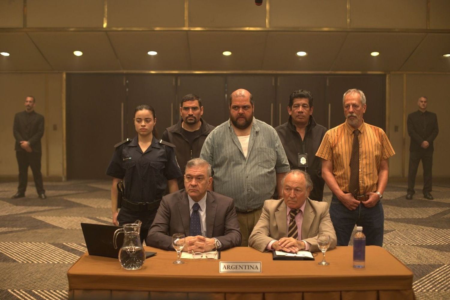 La dupla de policías deberá competir con la CIA para resolver el misterioso crimen.