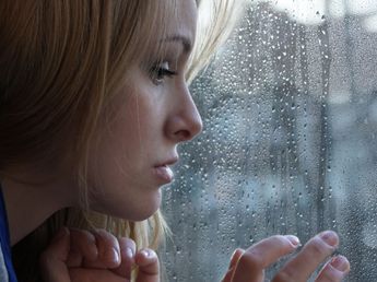 La psicología explica que las personas que viven varios días de lluvia no solo pueden notar menos energía, sino que también ven afectado su bienestar emocional