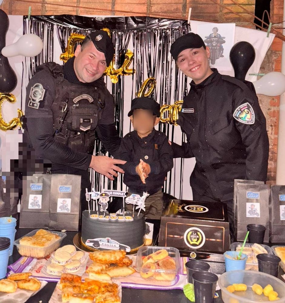 Oliver cumplió cuatro años y recibió una sorpresa especial: la Policía fue a festejar con él.