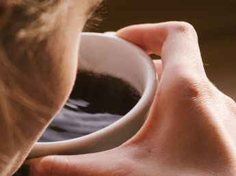 Un error muy común que señalan los baristas: "Deja de presionar el café en el filtro, así solo quedará más amargo"