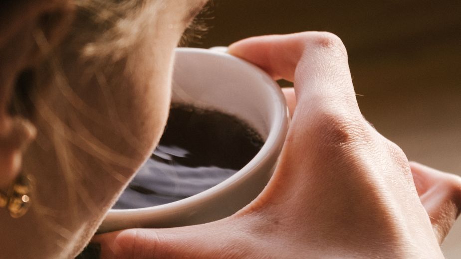 Un error muy común que señalan los baristas: "Deja de presionar el café en el filtro, así solo quedará más amargo"
