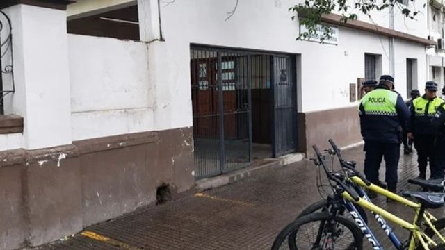La directora del establecimiento detalló cómo actuó la institución tras el ingreso del adolescente armado.