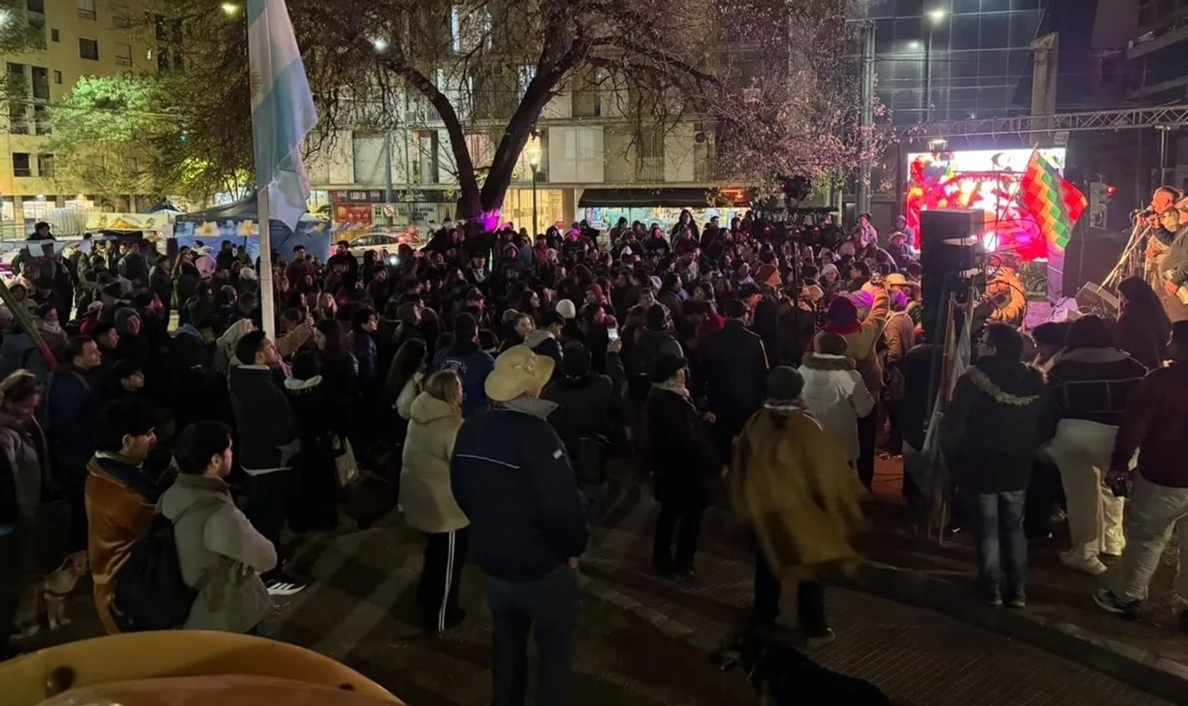 Después del rito a la Madre Tierra y el homenaje al Éxodo Jujeño, la concurrencia asistió al espectáculo folklórico que se extendió hasta las primeras horas de la noche del domingo, en el barrio Güemes.