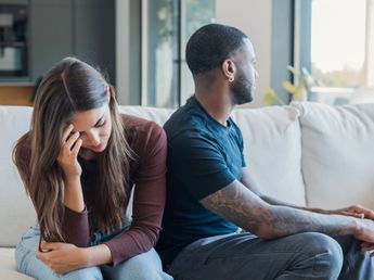 Las señales de que tu pareja ya no está feliz en la relación, según los psicólogos