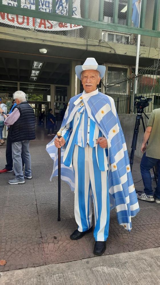 Murió Jorge Williams a los 84 años: quién era el famoso sastre que se hizo viral por ir a votar con la bandera argentina