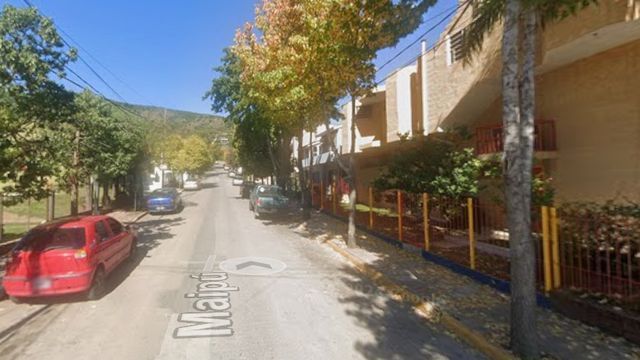 Restringen la circulación en calle Maipú por obras en la red de agua.
