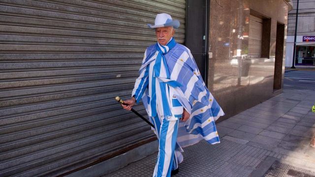 Murió Jorge Williams a los 84 años: quién era el famoso sastre que se hizo viral por ir a votar con la bandera argentina