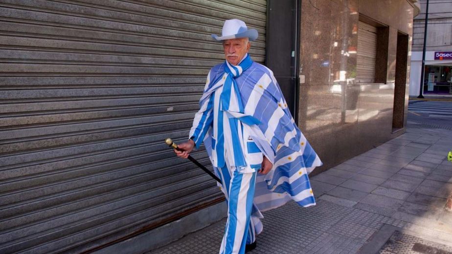 Murió Jorge Williams a los 84 años: quién era el famoso sastre que se hizo viral por ir a votar con la bandera argentina