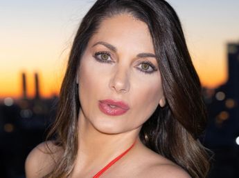 Minifalda, sandalias con plataforma y mucho rojo pasión: Valeria Degenaro apostó por el "color block" y arrasó en Instagram