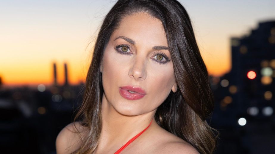 Valeria Degenaro apostó por el color más llamativo de la temporada y arrasó con un minivestido y los zapatos en tendencia