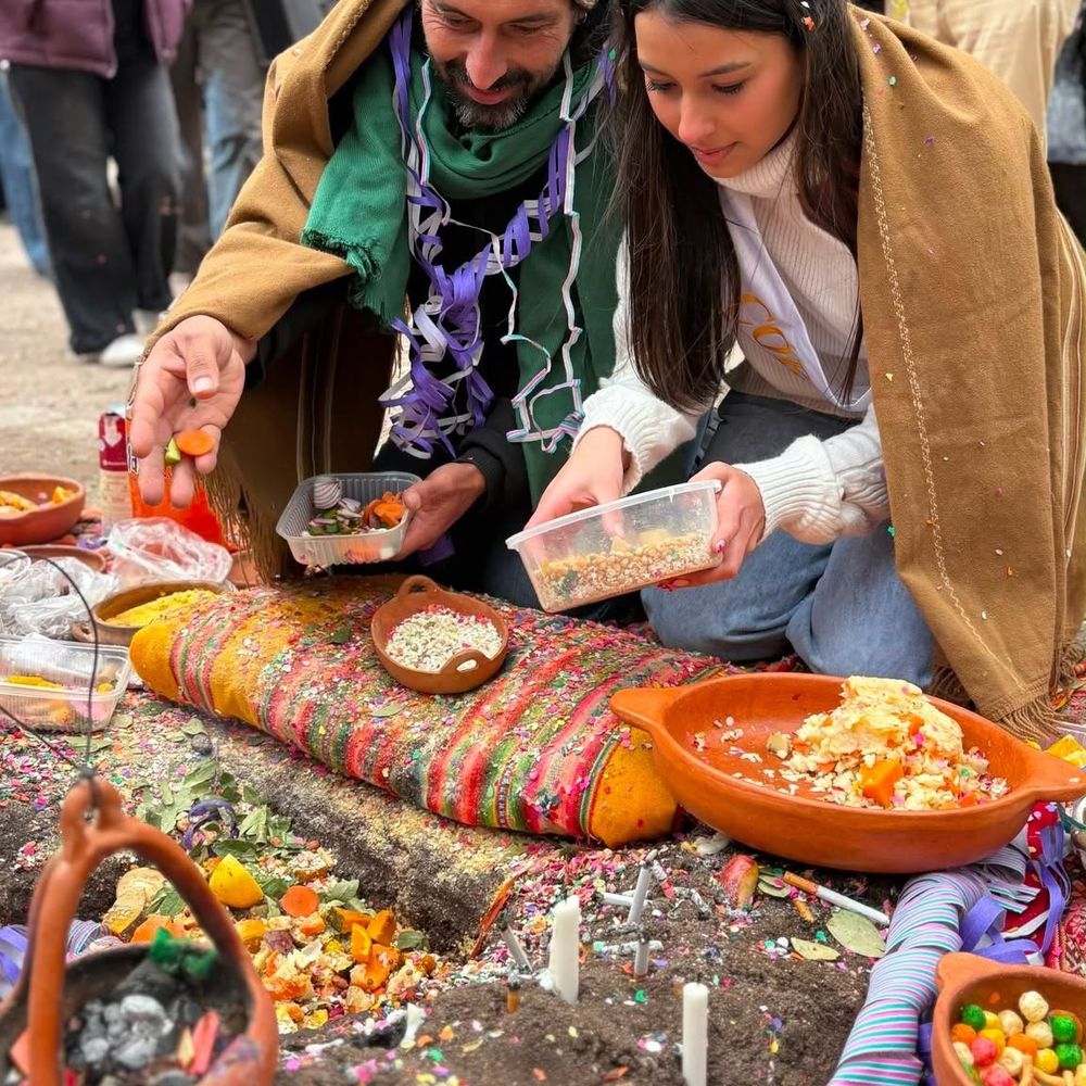 Ainara Correa Pousa, la representante estudiantil de la Provincia de Córdoba para la FNE 2026, participó en la ceremonia de tributo a la Pachamama, en la plazoleta "Éxodo Jujeño".