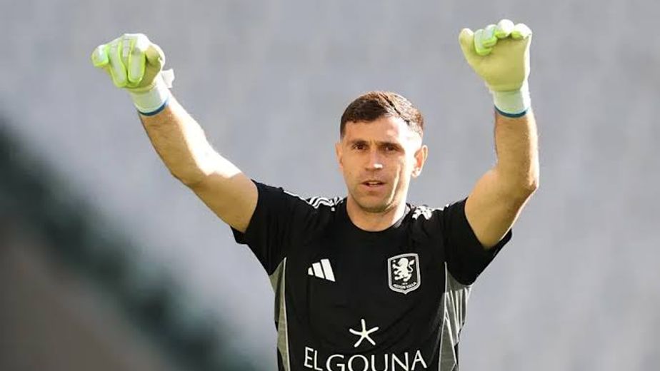 El "Dibu" Martínez se va al Chelsea, que tiene a Enzo Fernández con pie y medio afuera por un pase bomba