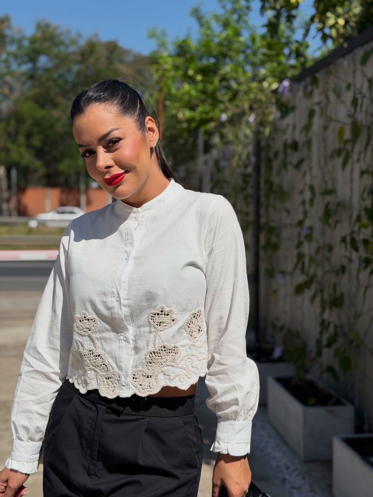 Larissa Riquelme se sumó a la tendencia de las texturas opuestas y arrasó con un look blanco y negro