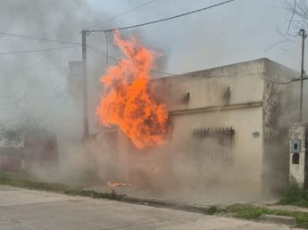 Incendio de vivienda: rescataron a una mujer entre las llamas y quedó internada en terapia intensiva