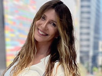 Vestido con estampado exótico y accesorios XL: Mónica Ayos arrasó con un look estilo "retro-vintage" y marcó tendencia