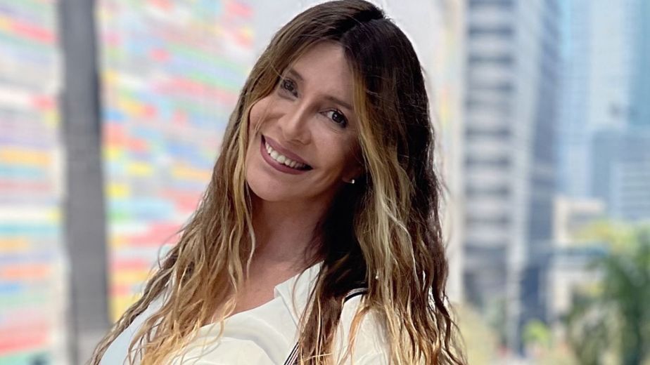 Vestido con estampado exótico y accesorios XL: Mónica Ayos arrasó con un look estilo "retro-vintage" y marcó tendencia
