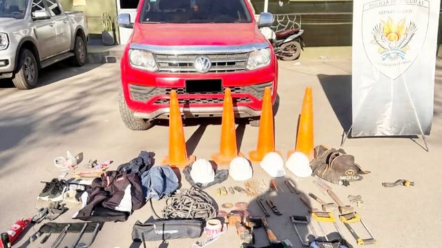 La Policía secuestró una camioneta Volkswagen Amarok, herramientas y celulares vinculados al hecho.