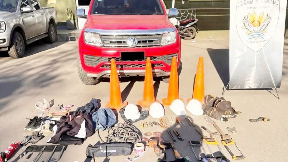 La Policía secuestró una camioneta Volkswagen Amarok, herramientas y celulares vinculados al hecho.