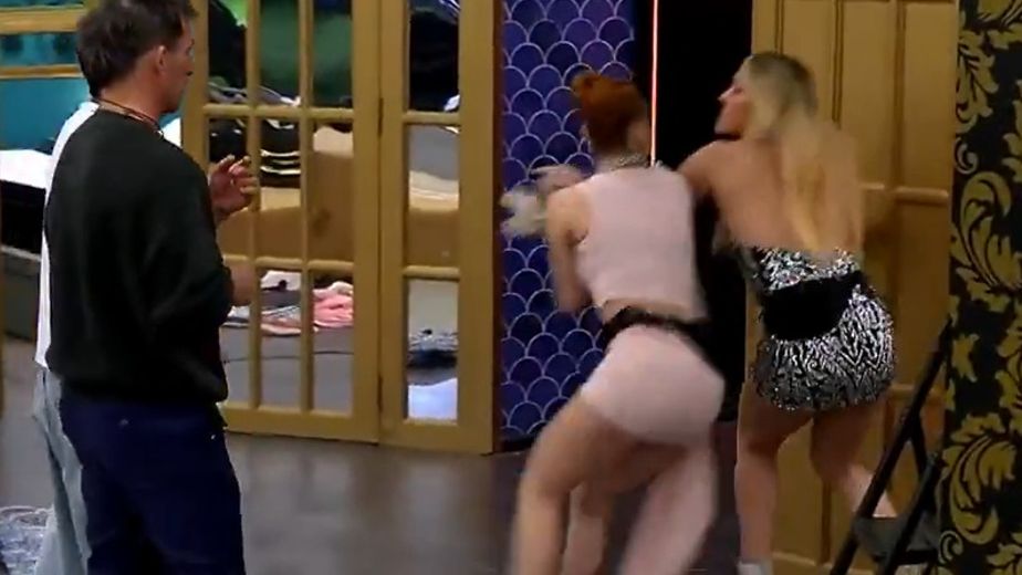 Escándalo, robos y empujones en Gran Hermano: dos participantes fueron expulsadas y una se atrincheró en la casa