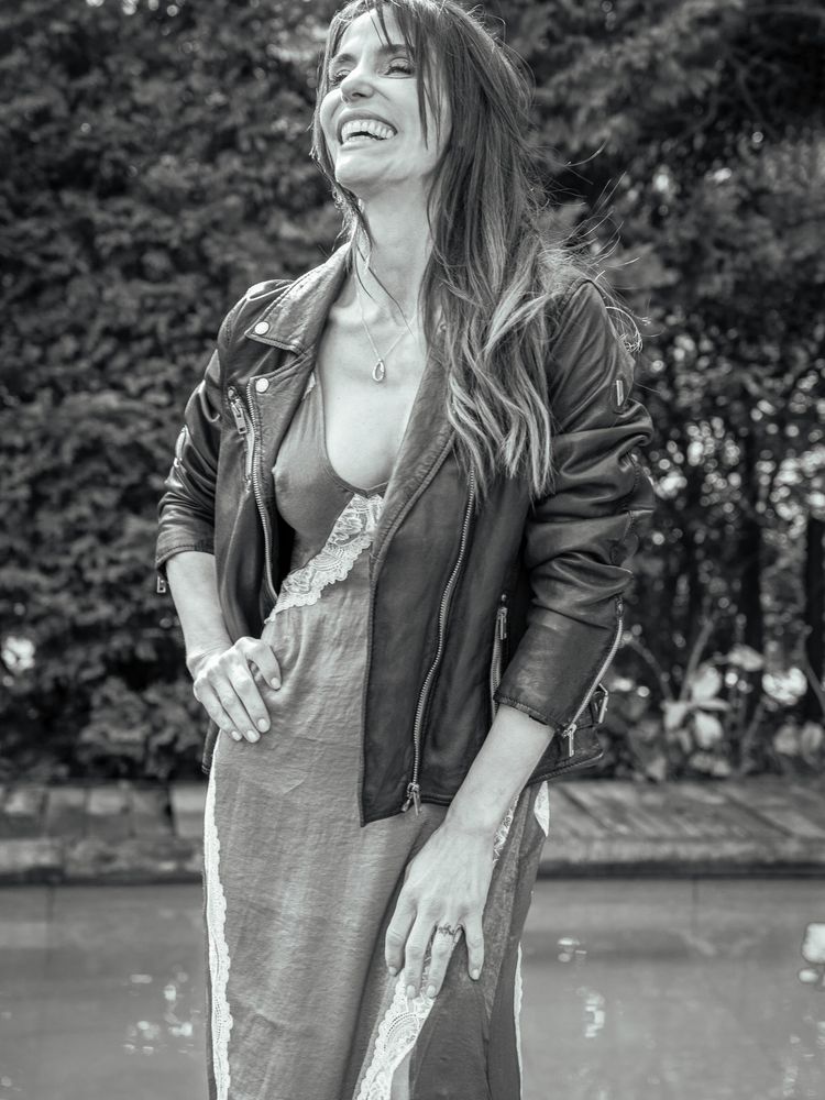 A sus 50 años, María Susini desafió los límites de la moda y marcó tendencia con un "slip dress" y campera de cuero
