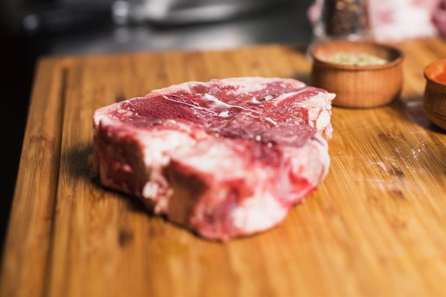 El hack definitivo para descongelar rápido la carne, según el tiktoker Andrés Simón