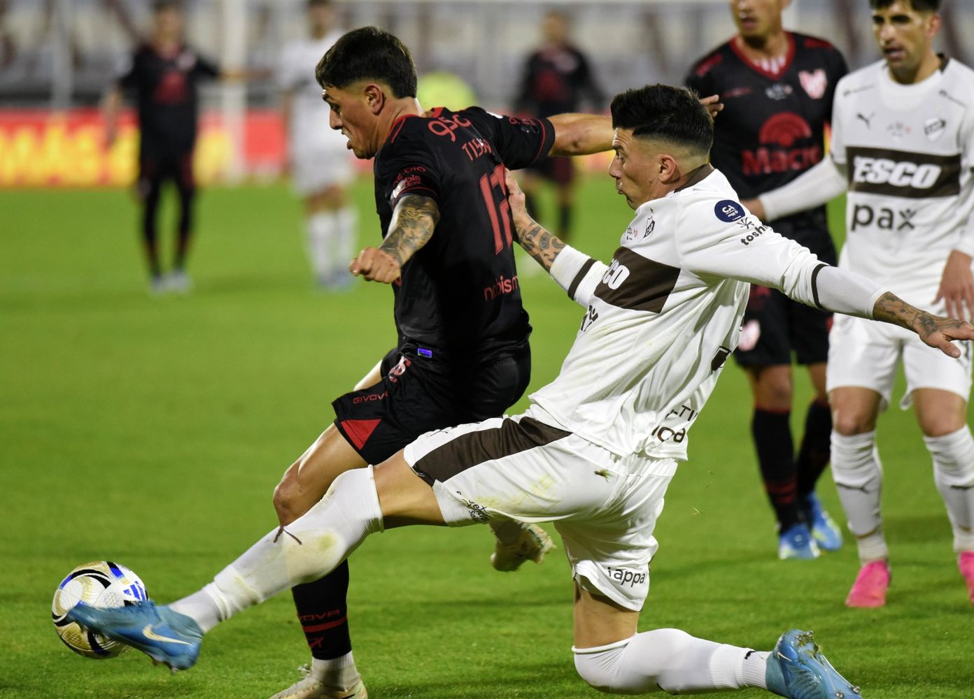 El delantero Matías Tissera anotó el gol del 1 a 0 de Instituto, después de que el VAR trazara líneas.
