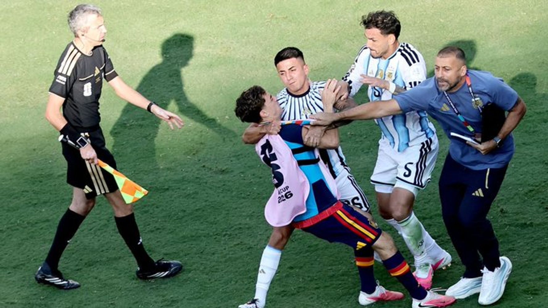 La gresca de la final entre Argentina y España, con duras sanciones a integrantes de la Scaloneta.
