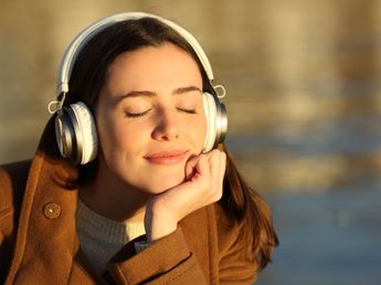 La psicología señala que una canción se repita sola en la cabeza durante horas no es simplemente falta de concentración, sino un tipo común de memoria musical
