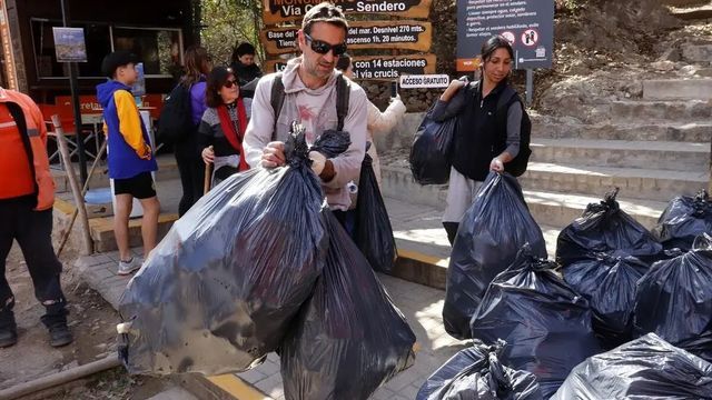 Nueva jornada comunitaria para cuidar y mantener limpio el Cerro de la Cruz.