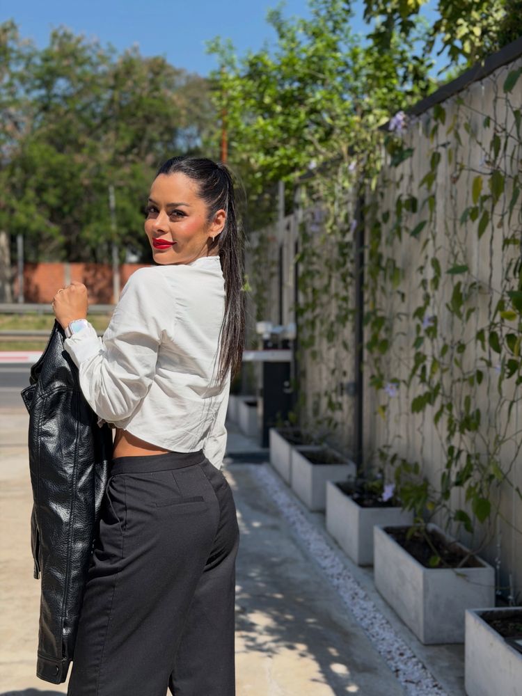 Larissa Riquelme se sumó a la tendencia de las texturas opuestas y arrasó con un look blanco y negro