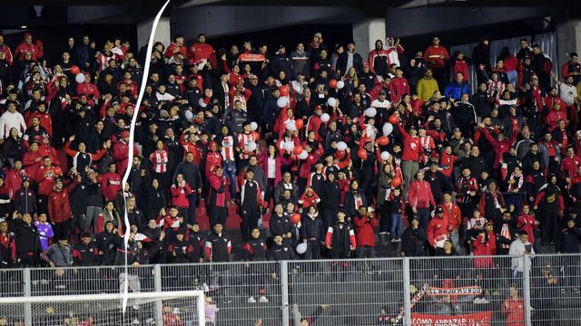 Los hinchas de Instituto, alentando a la Gloria en Rosario por Copa Argentina.