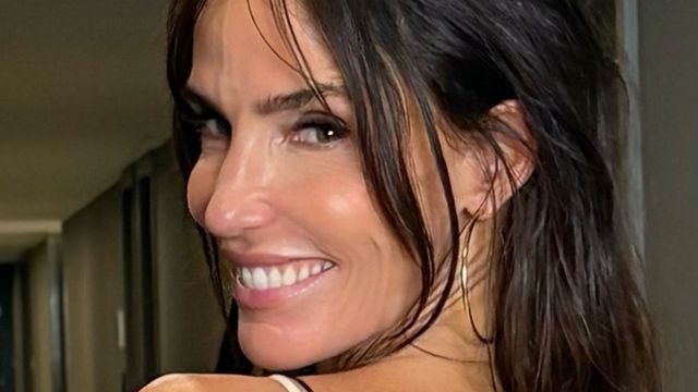 A sus 50 años, María Susini desafió los límites de la moda y marcó tendencia con un "slip dress" y campera de cuero