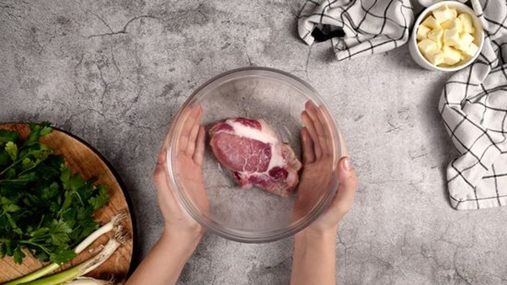 El hack definitivo para descongelar rápido la carne, según el tiktoker Andrés Simón