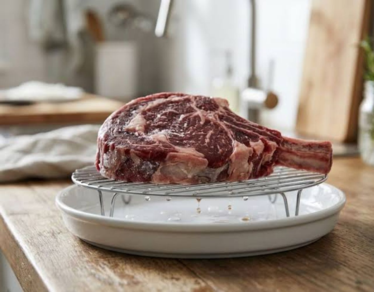 El hack definitivo para descongelar rápido la carne, según el tiktoker Andrés Simón