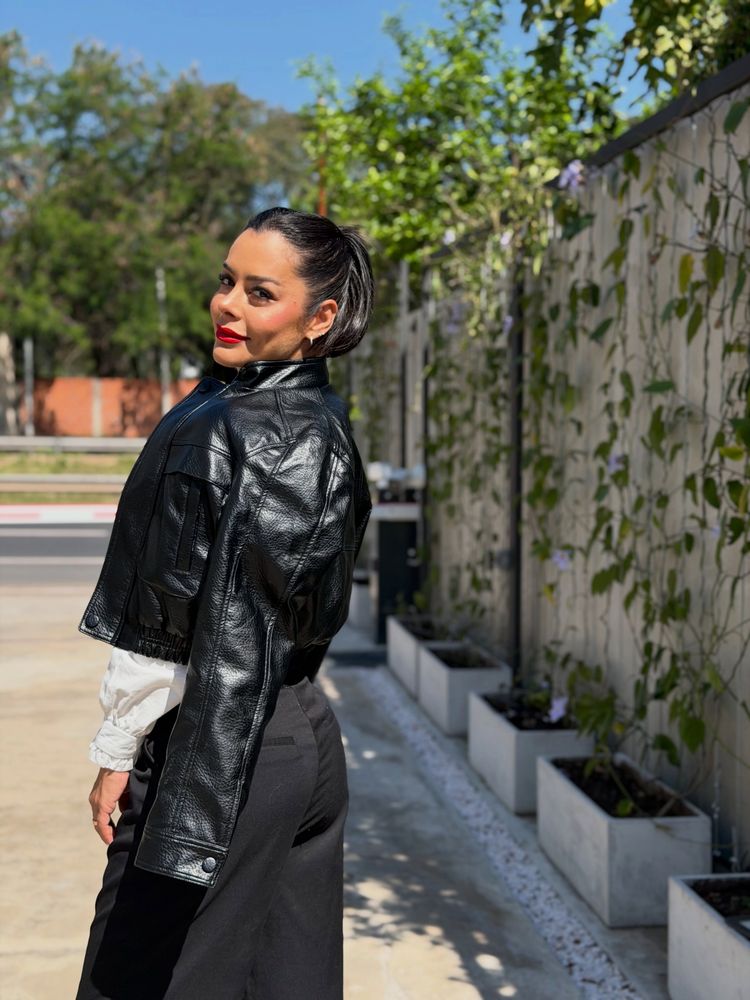 Larissa Riquelme se sumó a la tendencia de las texturas opuestas y arrasó con un look blanco y negro
