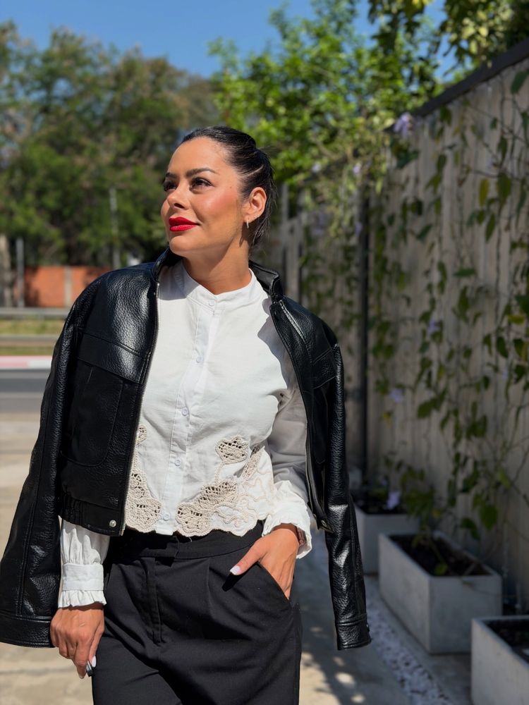 Larissa Riquelme se sumó a la tendencia de las texturas opuestas y arrasó con un look blanco y negro