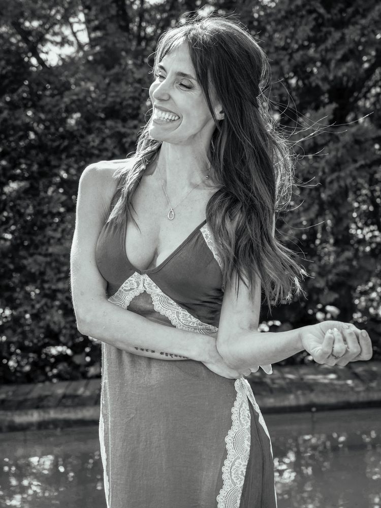 A sus 50 años, María Susini desafió los límites de la moda y marcó tendencia con un "slip dress" y campera de cuero