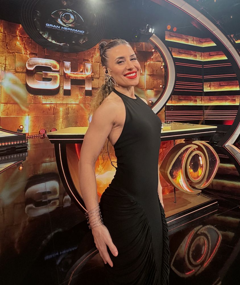 Vestido estilo "sirena" y peinado recogido alto escultórico: el audaz look total black de Mariana Brey